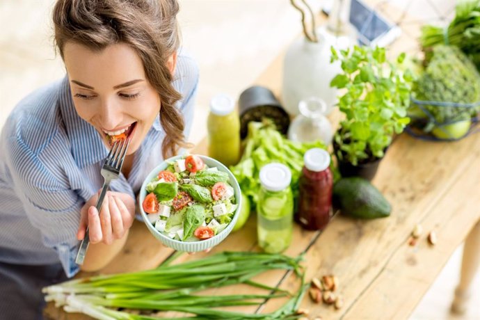 Archivo - Mujer comiendo sano.