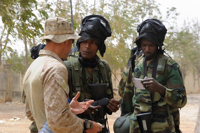 Un Instructor De Operaciones Especiales De Los Marines Estadounidenses Informa A Los Miembros De Los Equipos Antiterroristas De Senegal Y Malí Sobre Las Tácticas De Desplazamiento Antes De Llevar A Cabo Operaciones Antiterroristas En Un Entorno De Terren