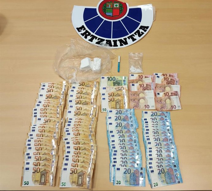 Droga y dinero incautado por la Ertzaintza