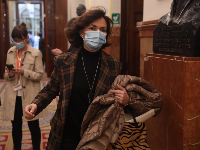 La exvicepresidenta del Gobierno Carmen Calvo a su llegada a una sesión plenaria, en el Congreso de los Diputados, a 24 de febrero de 2022, en Madrid (España). Durante el pleno han abordado, entre otras cuestiones, la votación del nuevo régimen sanciona