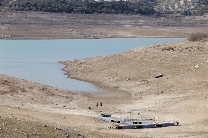 Foto de archivo del embalse de La Viñuela, ubicado en La Axarquía (Málaga), al 15% de su capacidad total a causa de la sequía (Febrero de 2022).