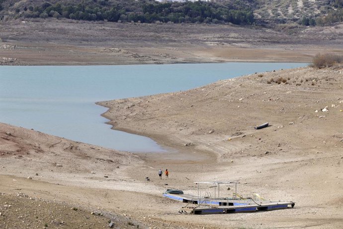 Foto de archivo del embalse de La Viñuela, ubicado en La Axarquía (Málaga), al 15% de su capacidad total a causa de la sequía (Febrero de 2022).