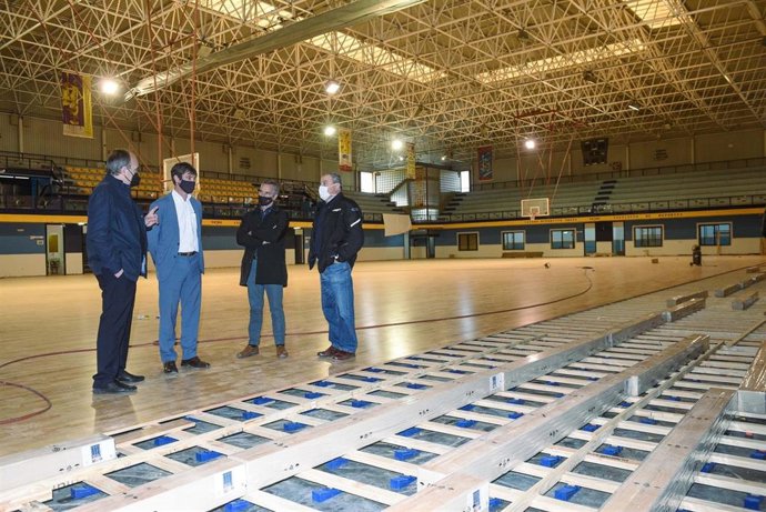 El Ayuntamiento destina 450.000 euros a renovar y mejorar parqués de cuatro pabellones deportivos municipales.