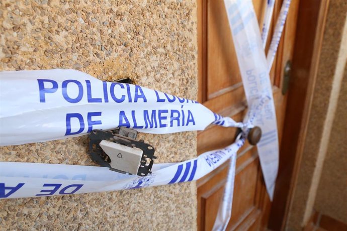 Archivo - Inmueble donde fallecieron una mujer y sus dos hijos menores en un incendio "intencionado" de su vivienda en Almería.