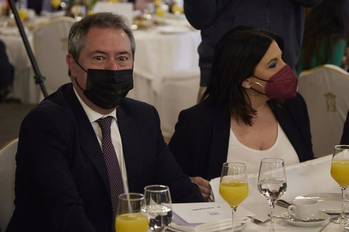 El secretario general del PSOE de Andalucía, Juan Espadas, junto a la portavoz del Grupo Parlamentario Socialista, Ángeles Férriz, durante el ciclo Agenda del Gobierno en Andalucía de la Cadena SER en el Hotel Alfonso XIII, a 25 de febrero de 2022 en 