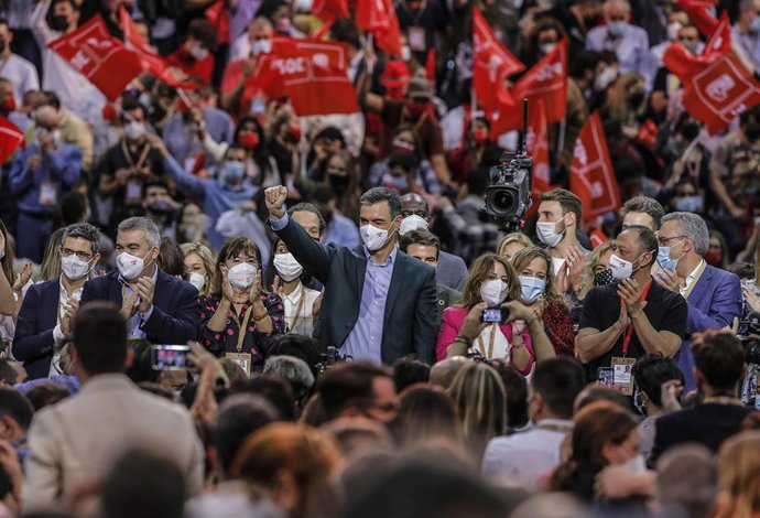 Archivo - EP- Selección fotos 2021: El presidente del Gobierno y secretario general del PSOE, Pedro Sánchez, en la clausura del 40 Congreso Federal del partido, en la Feria de Valencia, a 17 de octubre de 2021, en Valencia, Comunidad Valenciana (España