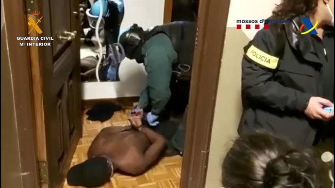 Agentes de la Guardia Civil proceden a la detención de uno de los integrantes del grupo criminal