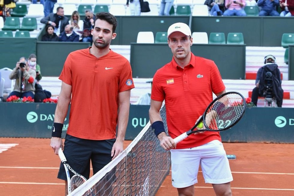 Roberto Bautista posa junto al rumano Gabi Adrian Boitan antes de su partido en la Copa Davis