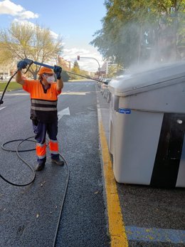 Lipasam ejecuta en dos semanas 3.361 operaciones de lavado de contenedores y limpieza de espacios próximos.