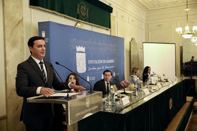 Archivo - El presidente de la Diputación participa en un desayuno coloquio.