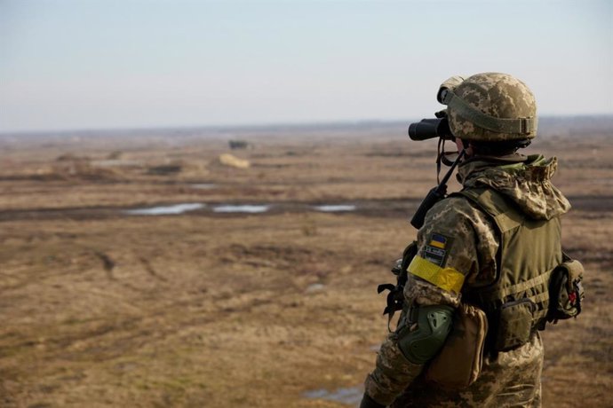 HANDOUT - 16 February 2022, Ukraine, Rivne: AUkrainian soldier watches a military drill outside the north-western city of Rivne during a visit by President Volodymyr Zelensky. Photo: -/Ukrainian Presidency/dpa - ATTENTION: editorial use only and only i