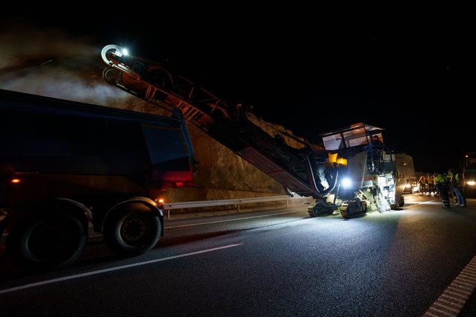 Archivo - Trabajos nocturnos de reasfaltado en la Autopista del Sur (TF-1)