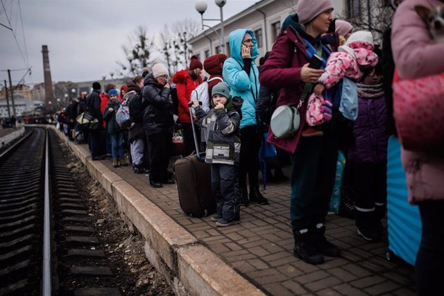 Varias personas esperan en el andén a 4 de marzo de 2022 en la estación de tren de Lviv (Ucrania)