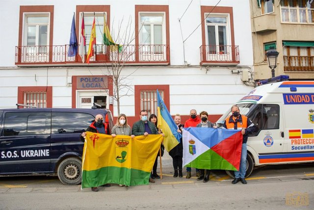 Las alcaldesas de Tomelloso, Inmaculada Jiménez, y Socuéllamos, Elena García, junto a las furgonetas que llevarán alimentos y material de primera necesidad a Ucrania por iniciativa del bombero jubilado Joaquín Acedo