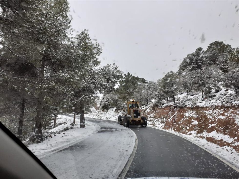 Máquina quitanieves en una carretera de Almería.