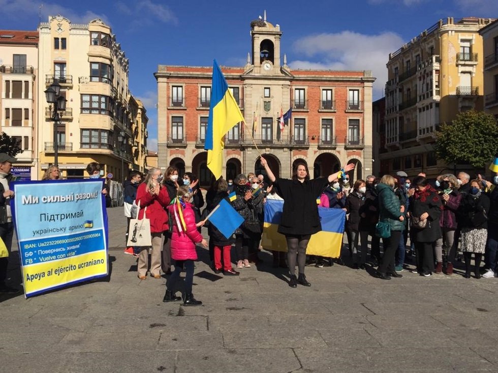Representantes ucranianos al término de la manifestación ondean la bandera de Ucrania.