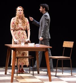 Archivo - Gorka Otxoa y María Castro interpretan una escena de 'La Coartada', que se representará este domingo en el Teatro Zorrilla de Valladolid.