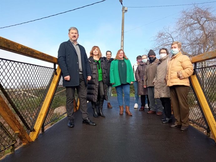 El diputado de Ciudadanos Sergio García visita a pasarela del Carbayu, en Lugones