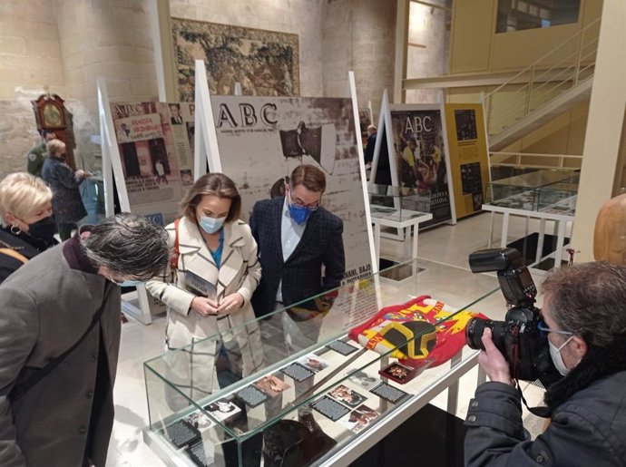 La coordinadora del PP, Cuca Gamarra, durante la visita a la exposición 'El terror en portada, 60 años de terrorismo en España a través de la prensa' en el Parlamento de La Rioja