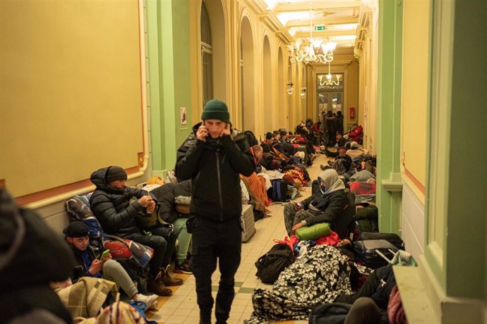 Grupos de personas con sus enseres durmiendo en el suelo de la estación de Przemysl, cinco días después del inicio de los ataques por parte de Rusia en Ucrania, en la madrugada del 28 de febrero al 1 de marzo de 2022, en Przemysl (Polonia). La estación 