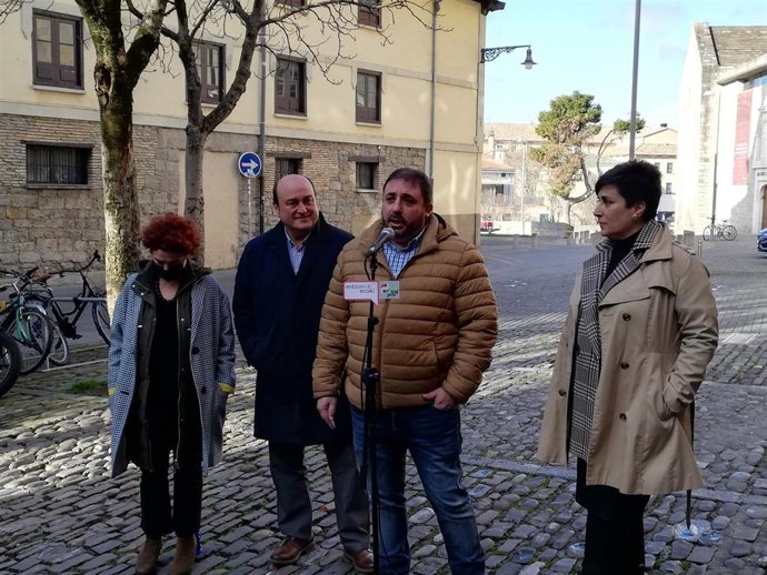 El presidente del PNV de Navarra, Unai Hualde, acompañado por el presidente del PNV, Andoni Ortuzar