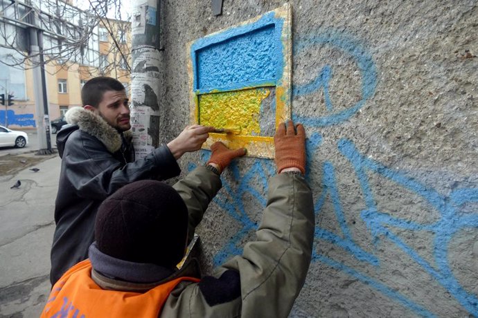 Funcionaris municipals pintant una bandera ucranesa en Odesa