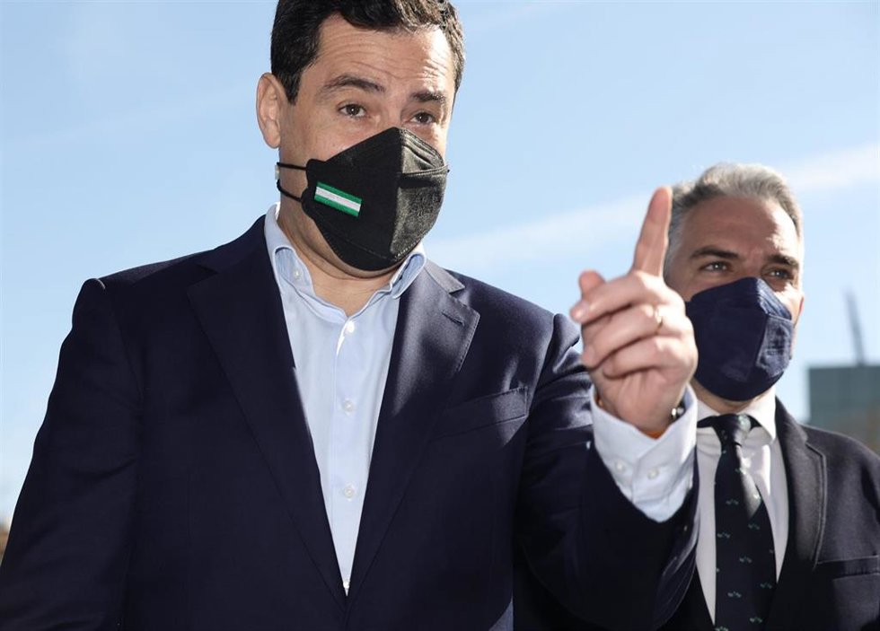 El presidente de la Junta de Andalucía, Juanma Moreno (i), en una imagen de archivo.