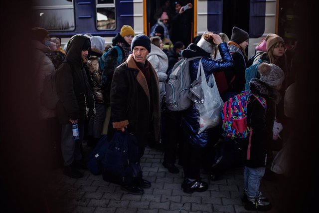 Un grupo de personas a su llegada procedente de Ucrania en la estación de tren de Przemysl, en Polonia. Imagen de archivo.