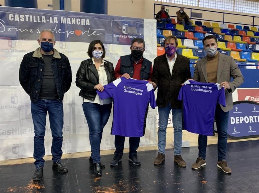 La viceconsejera de Cultura y Deportes, Ana Muñoz, en el I Torneo de Balonmano Inclusivo celebrado en Guadalajara