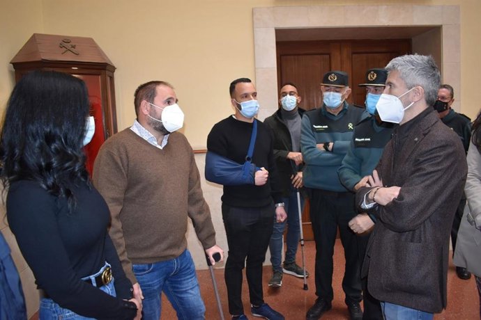 Grande Marlaska visita a los 53 agentes heridos en Melilla por los saltos "extremadamente violentos" en la valla