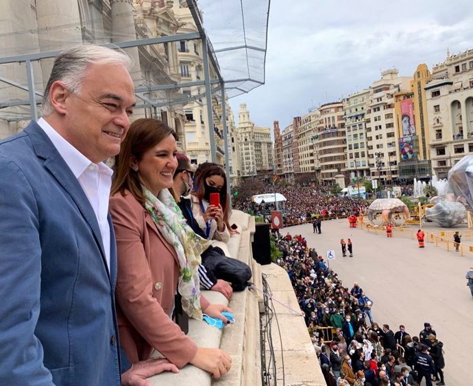 El  presidente del comité de organizador del congreso (COC) nacional del PP, Esteban González Pons, y la secretaria general del PPCV, María José Catal, en el balcón del Ayuntamiento para ver la 'masclet'