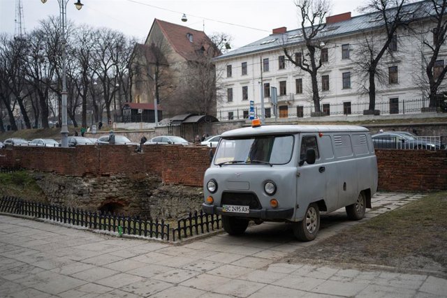 Imagen de archivo de un vehículo de emergencias aparcado en el complejo de una iglesia, a 5 de marzo de 2022, en Leópolis (Ucrania). 