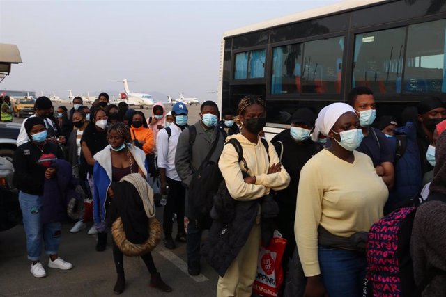 Grupo de ciudadanos nigerianos a su llegada a Abuja tras ser evacuados de Ucrania.