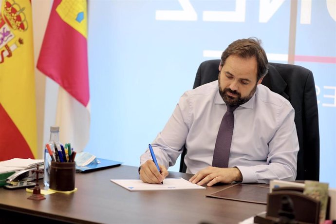 El presidente del PP de C-LM, Paco Núñez, firmando su aval en apoyo a Núñez Feijóo como nuevo presidente nacional del partido