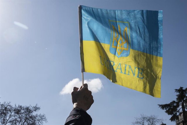 Bandera de Ucrania durante una manifestación en Madrid