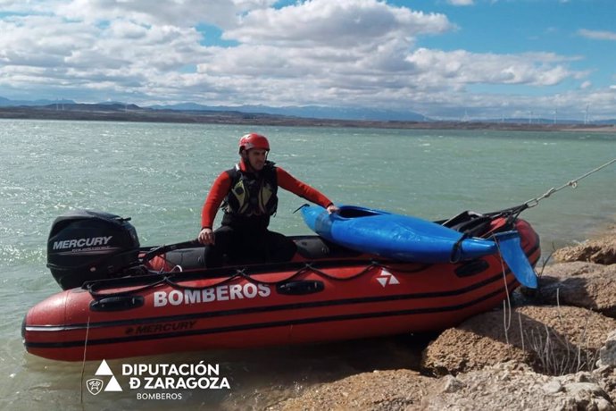 Bomberos de la DPZ rescatan a un joven de 29 años al volcar con su kayak en el embalse de La Loteta.