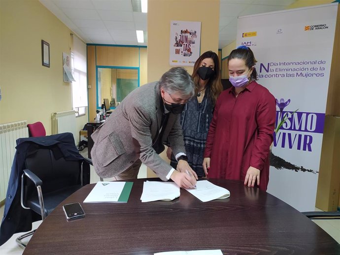 El IAM firma un convenio para formar a 30 mujeres víctimas de violencia para facilitar su inserción sociolaboral.