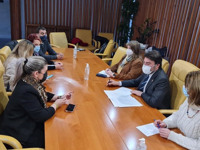 Reunión entre el equipo de gobienro del Ayuntamiento de Alicante y responsables de ayuda humanitaria de la Diputación, presidida por el alcalde, Luis Barcala