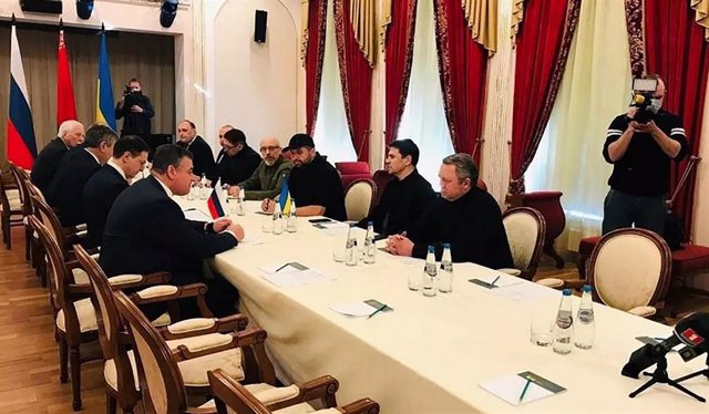 Delegaciones de Ucrania y Rusia en Gomel, en Bielorrusia, el 28 de febrero de 2022