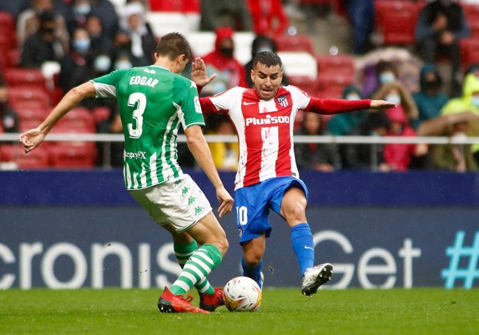 Archivo - Ángel Correa pelea con Edgar González por un balón en el Atlético-Betis de la primera vuelta