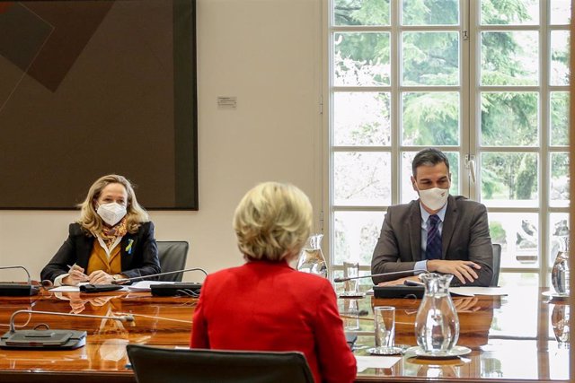 (I-D)La ministra de Economía, Nadia Calviño, la presidenta de la Comisión Europea, Ursula von der Leyen, y el presidente del Gobierno, Pedro Sánchez, se reúnen en  La Moncloa, a 5 de marzo de 2022, en Madrid (España). 