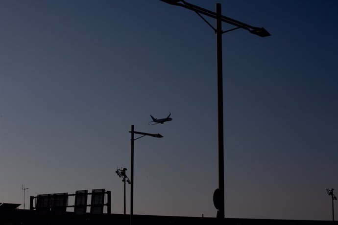 Archivo - Arxiu - Un avió sobrevola l'Aeroport de Barcelona-El Prat