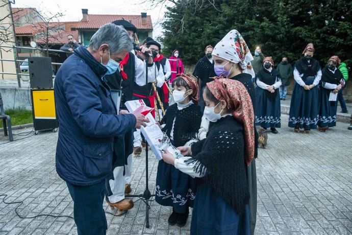 El presidente de Cantabria, Miguel Ángel Revilla, asiste al canto de Las Marzas y a la proclamación de la Comunidad Autónoma como Marcera Mayor 2022