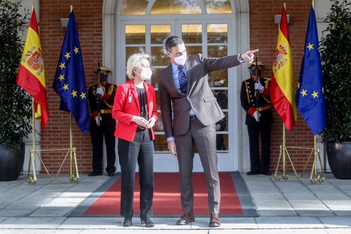 La presidenta de la Comisión Europea, Ursula von der Leyen, se reúne con el presidente del Gobierno, Pedro Sánchez, en  La Moncloa, a 5 de marzo de 2022, en Madrid (España). La visita de Von der Leyen se produce en plena crisis por la invasión de Ucrani