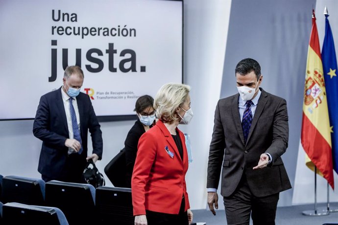 La presidenta de la Comisión Europea, Ursula von der Leyen, y el presidente del Gobierno, Pedro Sánchez, tras la rueda de prensa después de su reunión en  La Moncloa,  a 5 de marzo de 2022, en Madrid (España)