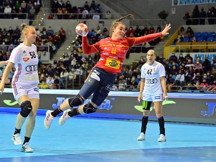 La jugadora española Ainhoa Hernández en la derrota de las Guerreras ante Hungría