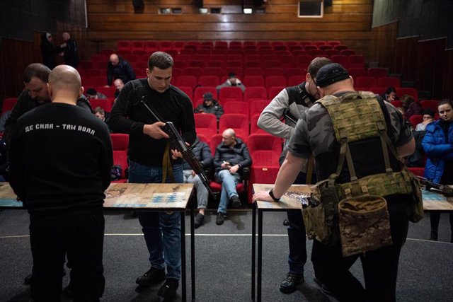 Civiles aprenden a utilizar fusiles AK47 en una sala cine del Lviv Film Center, a 5 de marzo de 2022 en Leópolis (Ucrania).
