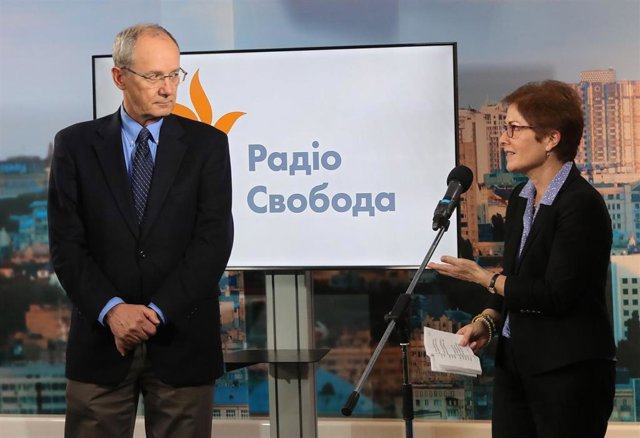 La Embajadora Extraordinaria y Plenipotenciaria de los Estados Unidos en Ucrania, Marie Yovanovitch, pronuncia un discurso en presencia del Editor Jefe de Programación de la RFE/RL, Nenad Pejic, el 10 de octubre de 2018.