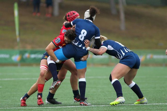 Lourdes Alameda placa a una jugadora rusa durante la final del Europeo de Rugby Femenino de 2022