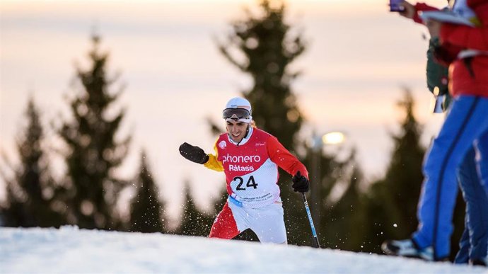 Archivo - El esquiador español Pol Makuri Redolad durante una competición